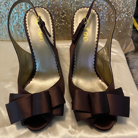 Me Too Rich Brown Satin Peep Toe 4" Heels Size 7M - Picture 7 of 9